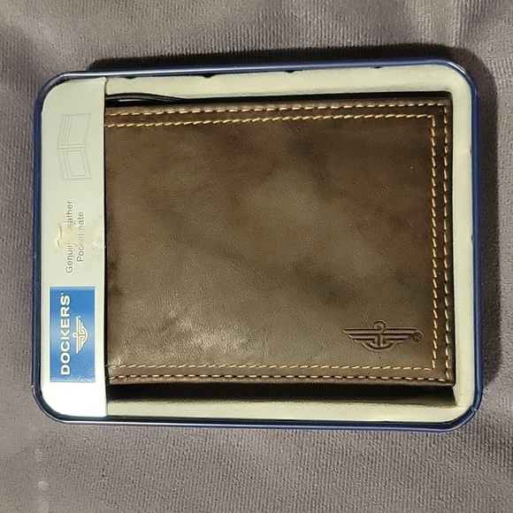 Dockers Other - Men's Dockers Brown Wallet in Blue Tin
